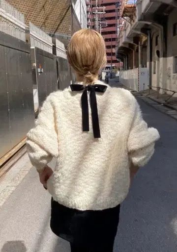 Slub yarn ribbon design hand knit