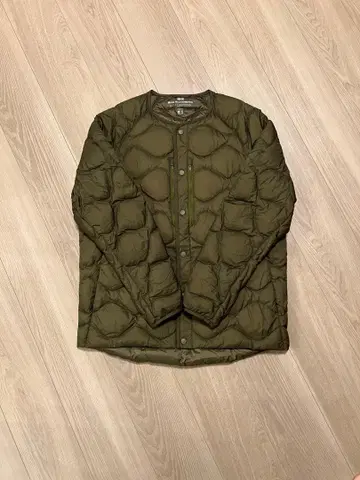 유니클로 화이트 마운티니어링 울트라 라이트 다운 올리브