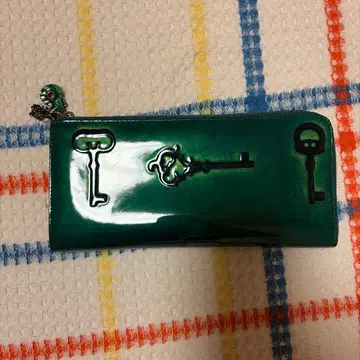 열쇠 모티브 그린 컬러 장지갑