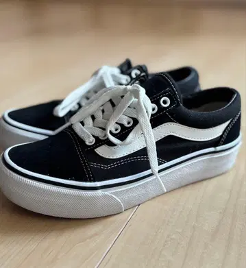VANS 블랙/화이트 스니커즈