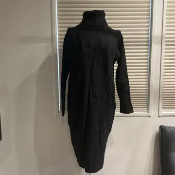 RESEXXY 블랙 터틀넥 원피스