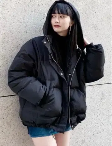 블랙 후드 부착 다운 자켓