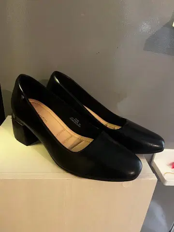 블랙 펌프스 중간 힐 쿠션성