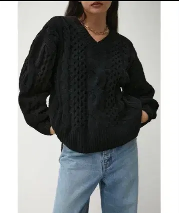 블랙 케이블 니트 V넥 스웨터
