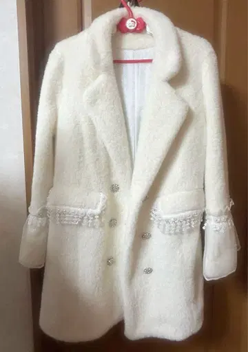 화이트 롱 코트