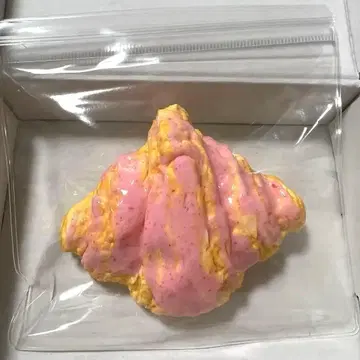 딸기 밀크 크루아상 해외 스퀴즈 찰칵