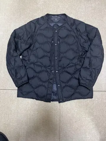 유니클로 화이트 마운티니어링 울트라 라이트 다운 L 블랙