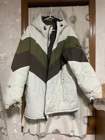 후드 부착 다운 자켓 화이트/올리브/브라운