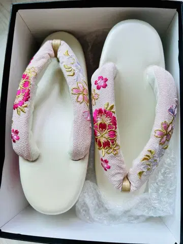 웨지솔 조리 아이보리 옅은 핑크 자수 폿쿠리 성인식 기모노 후리소데