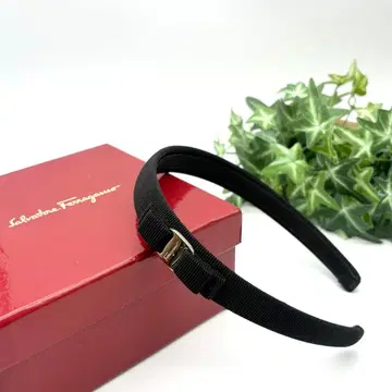 [ 새상품급 ] 페라가모 바라 리본 머리띠 블랙 골드 금장 장식