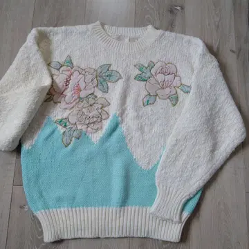 꽃무늬 자수 니트 스웨터 화이트 스카이블루