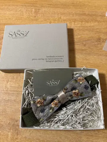 SASSY 꽃무늬 자수 나비 넥타이 블루 그린