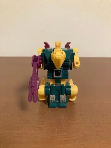 트랜스포머 컷스로트 D-82