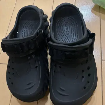 Crocs 블랙 클로그 샌들 수납 봉투 포함