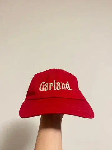 Garland. 빨간색 자수 캡