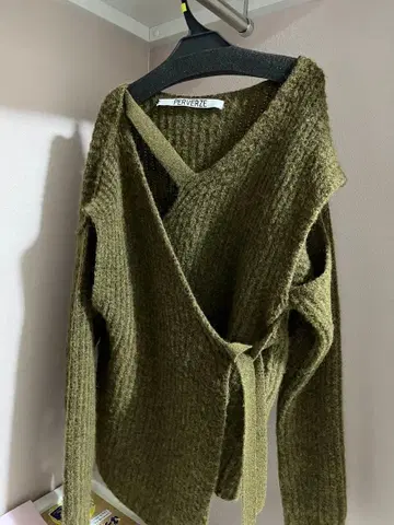 PERVERZE 올리브 그린 가디건