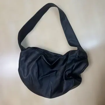 블랙 합성 피혁 숄더백