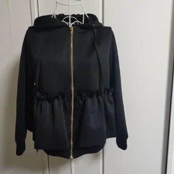 fifth 후드 부착 블랙 점퍼 프릴