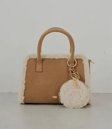 새상품 로고 참 포함 스웨이드 무스탕 백 Chico