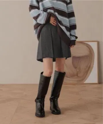 LOWRYS FARM 라나테크 플리츠 미니 스커트 차콜 그레이