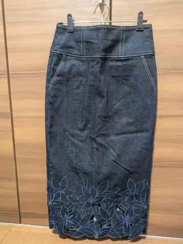 꽃무늬 자수 다크 데님 타이트 스커트