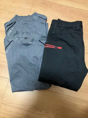 바틀 그레이 긴팔 셔츠 x 2와 블랙 조거 팬츠 세트