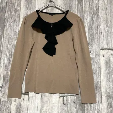 투 비 시크 [새상품급] L 프릴 달린 베이지 긴팔 상의