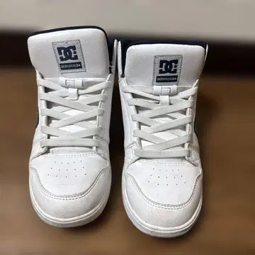 DC 화이트 하이컷 스니커즈