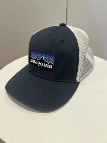 patagonia 네이비 화이트 트래커 캡