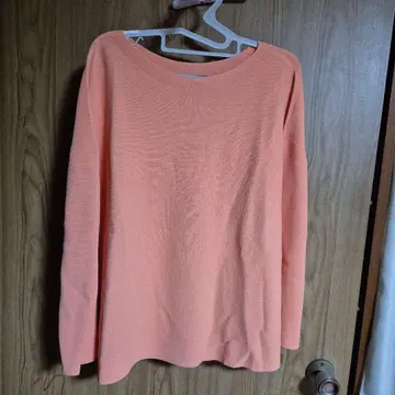 오렌지 긴팔 니트 상의