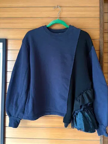 고투 할리우드 비대칭 프릴 맨투맨 02