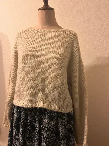 크림색 오버 사이즈 니트 스웨터