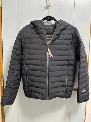 GORE-TEX INFINIUM 블랙 후드 부착 다운 자켓