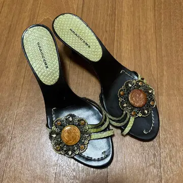 장식 포함 플랫 샌들 블랙