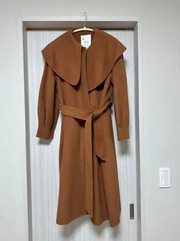 브라운 큰 옷깃 벨트 포함 롱 코트
