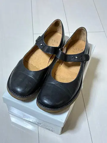 SAYA 블랙 스트랩 플랫슈즈