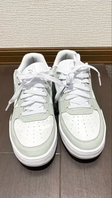 PUMA 화이트/그레이 스니커즈