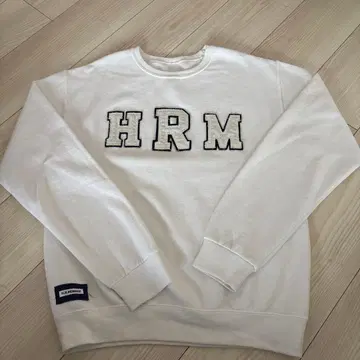 할리우드 런치마켓 HRM 로고 자수 크루넥 맨투맨