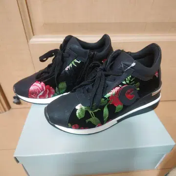 GRACE 힐 스니커즈