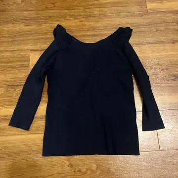 아푸와이저 리셰 네이비 프릴 오프숄더 긴팔 니트