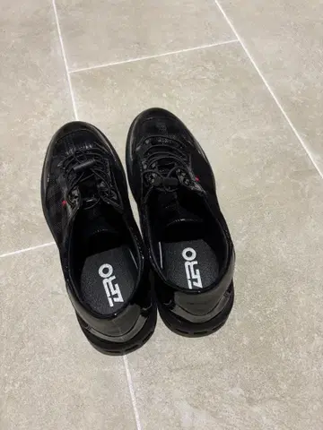 블랙 체크 무늬 스니커즈