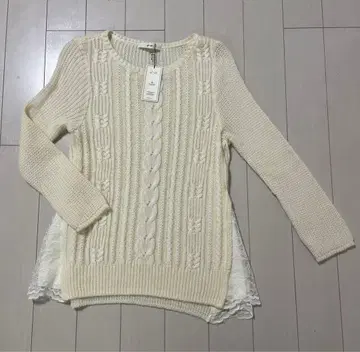 아이보리 케이블 짜임 니트 스웨터