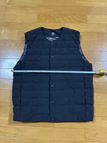 TIGORA 블랙 퀼팅 디자인 다운 베스트