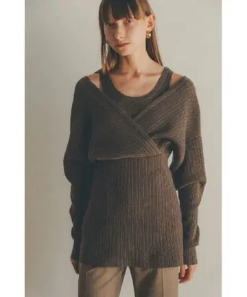 CLANE 탱크탑이 레이어드된 카슈쿨 디자인 니트