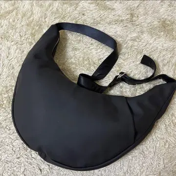 PUBLIC TOKYO yorozu 폴리카보네이트 초승달 숄더백