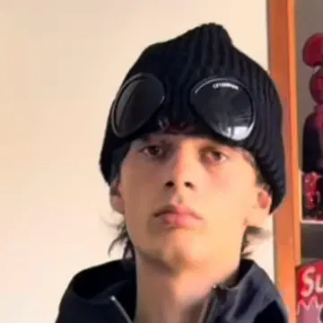 C.P. COMPANY 고글 포함 니트 모자