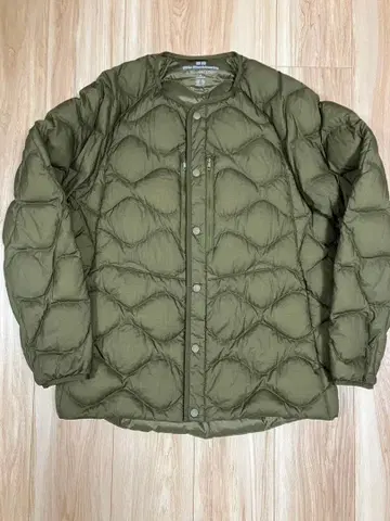 유니클로 화이트 마운티니어링 울트라 라이트 다운 M 사이즈