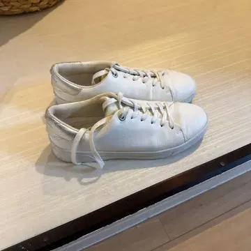 TED BAKER 화이트 스니커즈