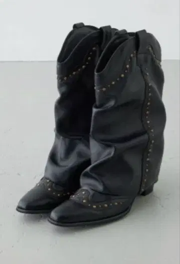 새상품! AZULbymoussy 스터드 커버 부츠