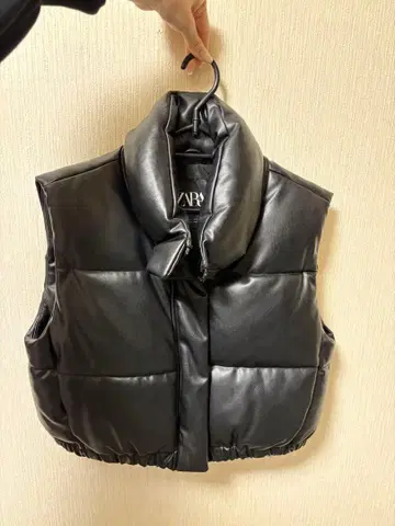 ZARA 블랙 다운 베스트 S 사이즈